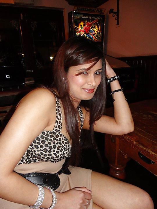 Uk desi slut would you bang her  #22084617