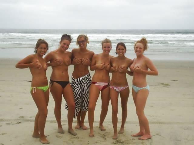 Bikini amatoriali in topless sulla spiaggia
 #13400705