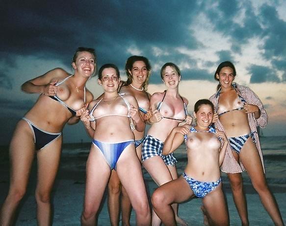 Bikini amatoriali in topless sulla spiaggia
 #13400710