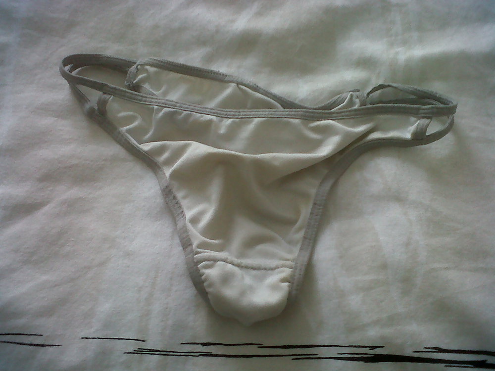 Un petit string blanc  - white thong #10320760