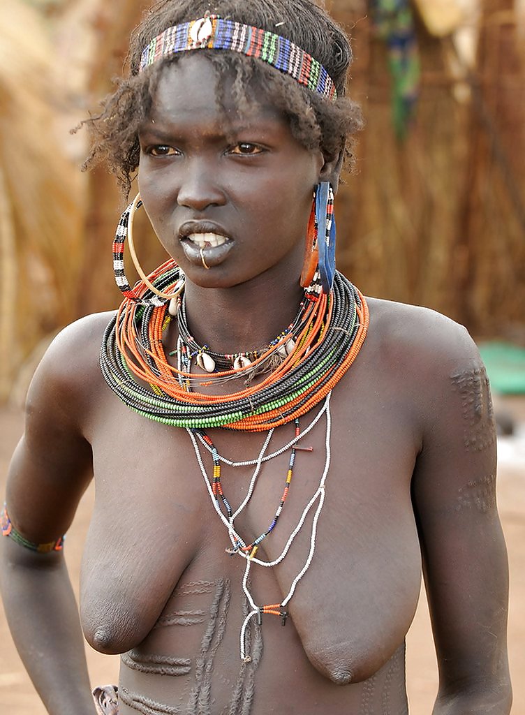 La belleza de las chicas de la tribu tradicional africana
 #16671689