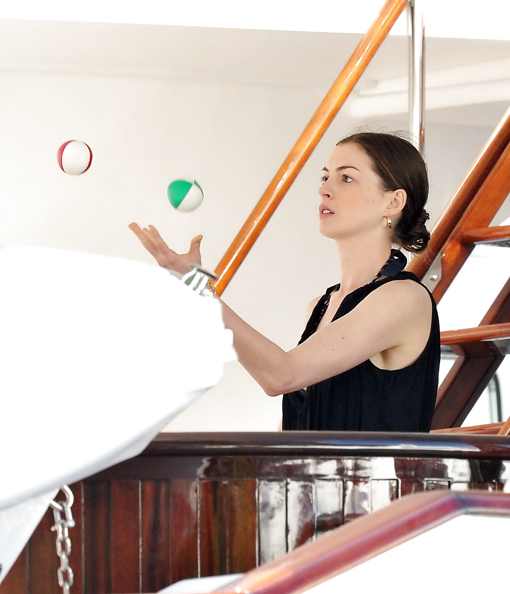 Anne Hathaway - Having fun on a yatch in Capri #4790690