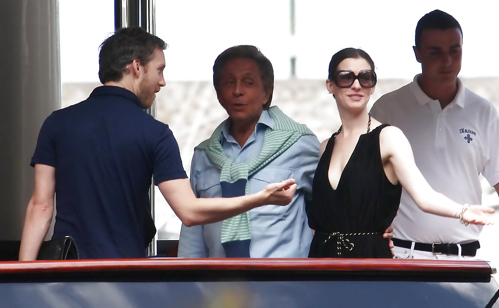 Anne Hathaway - Having fun on a yatch in Capri #4790739