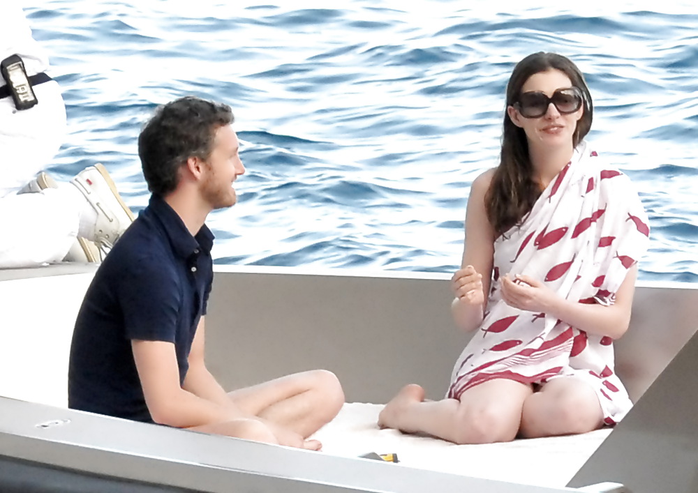 Anne Hathaway - Having fun on a yatch in Capri #4790755