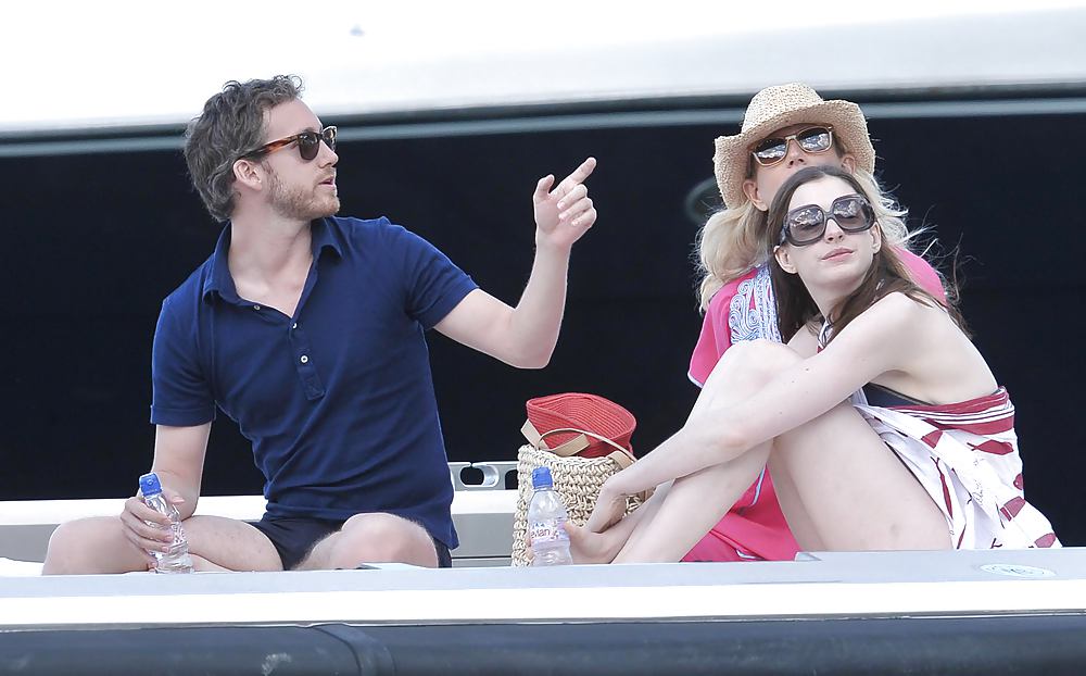 Anne Hathaway - Having fun on a yatch in Capri #4790780