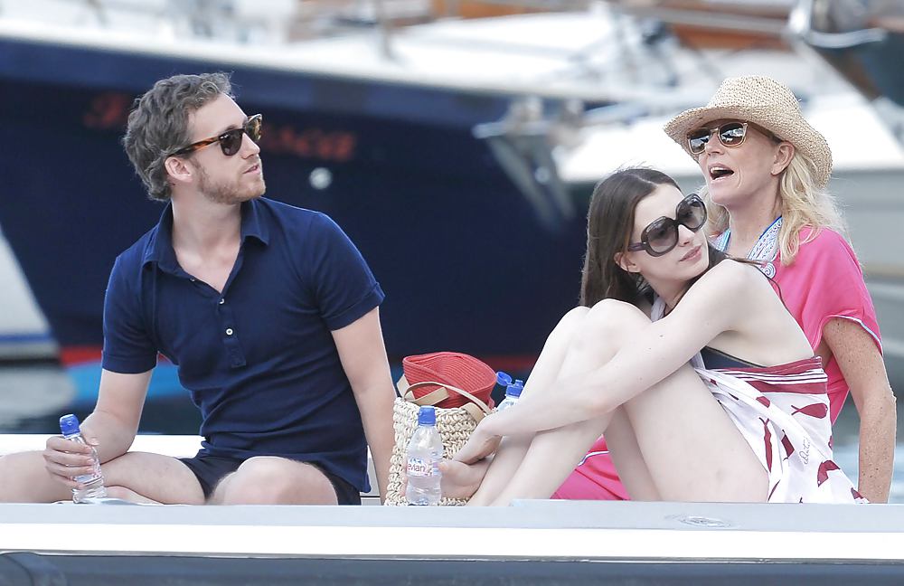 Anne Hathaway - Having fun on a yatch in Capri #4790806