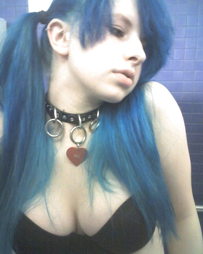 Emo Bluehaired Avec De Gros Seins #10676357