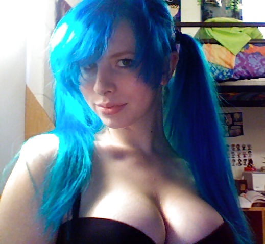 Emo Bluehaired Avec De Gros Seins #10676401