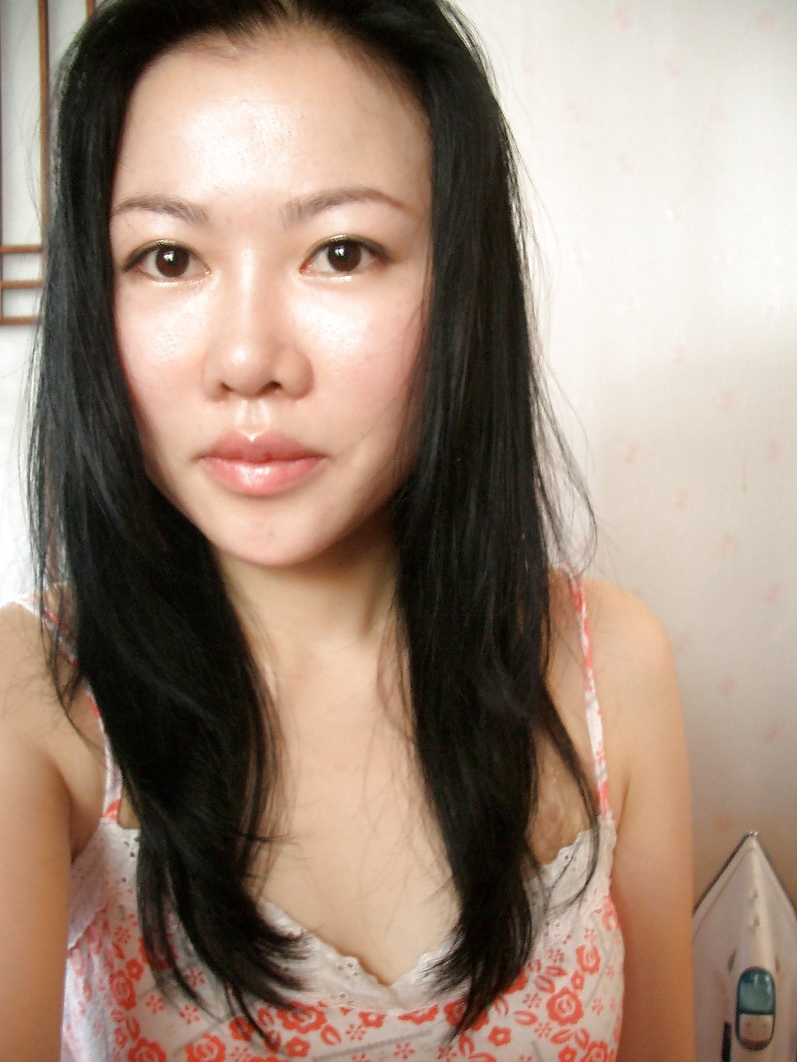 Chinese woman takes self pics #18668148