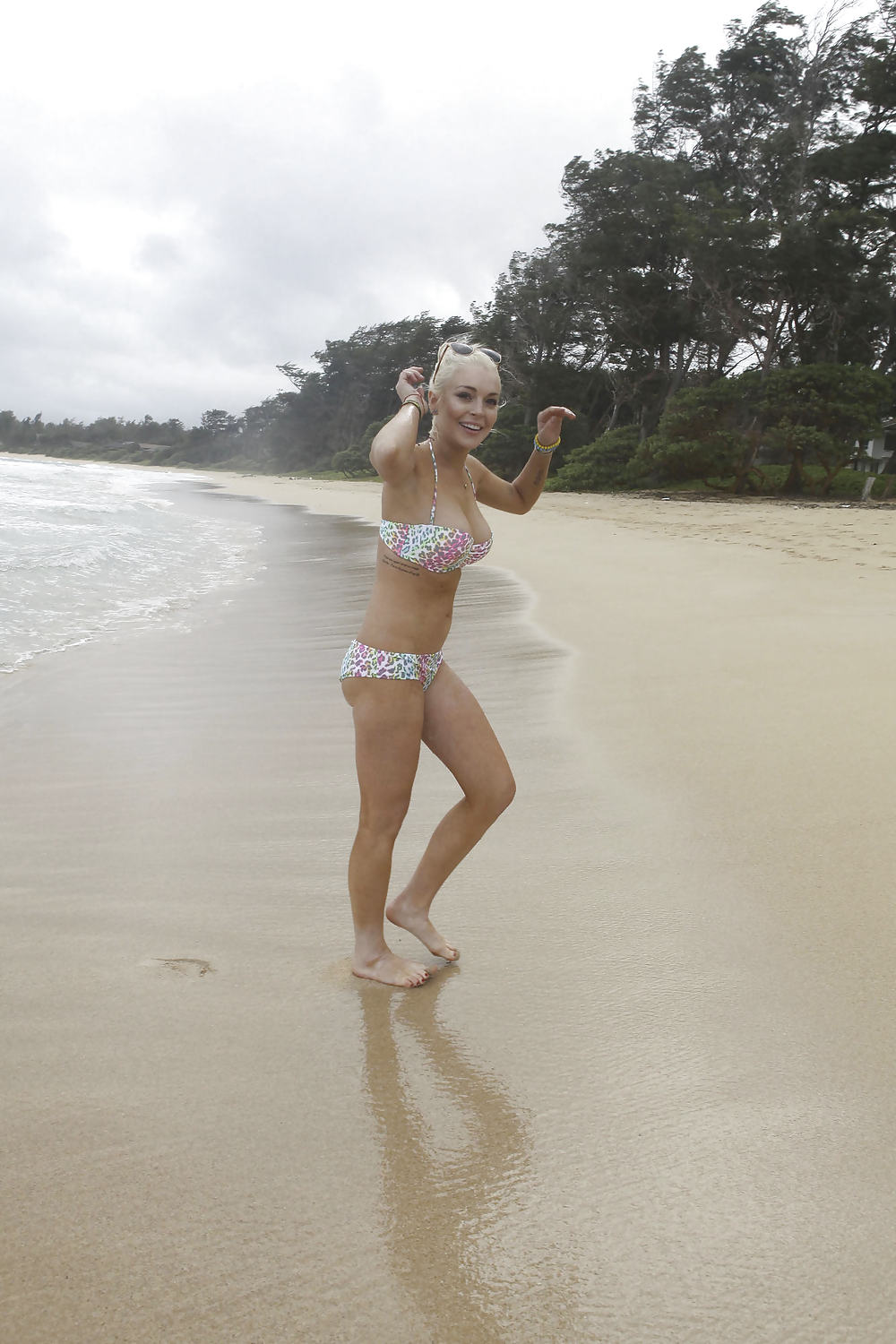 Lindsay Lohan - Im Bikini Am Strand In Hawaii #8564844