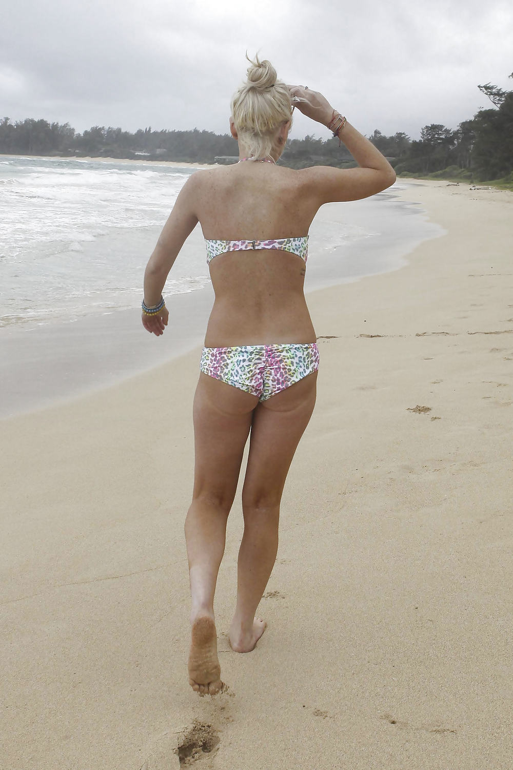 Lindsay Lohan - In Bikini at the beach in Hawaii #8564923