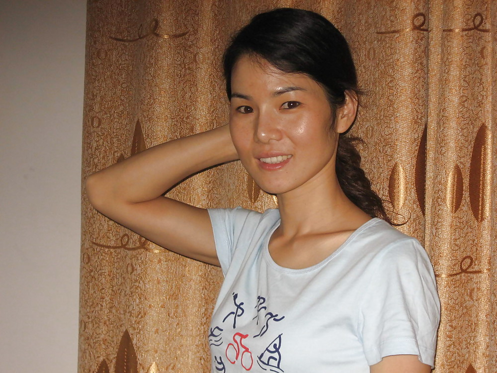 Chinesische Frau Mit Behaarten Achselhöhlen #13014198