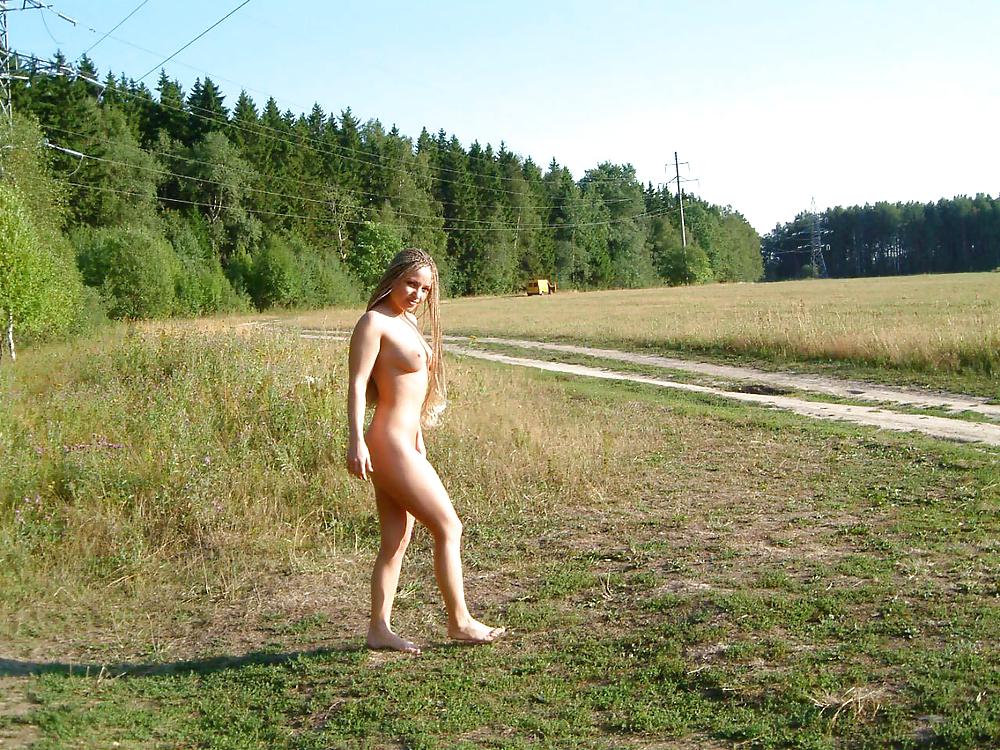 Ragazza amatoriale bionda nella foresta e pubblico nudo
 #16824947