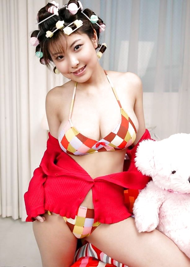 Bastante asiático en calcetines a rayas y lazos de pelo
 #14659958