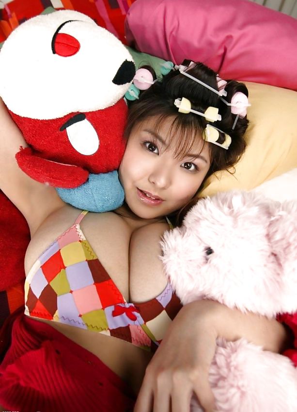 Bastante asiático en calcetines a rayas y lazos de pelo
 #14659964