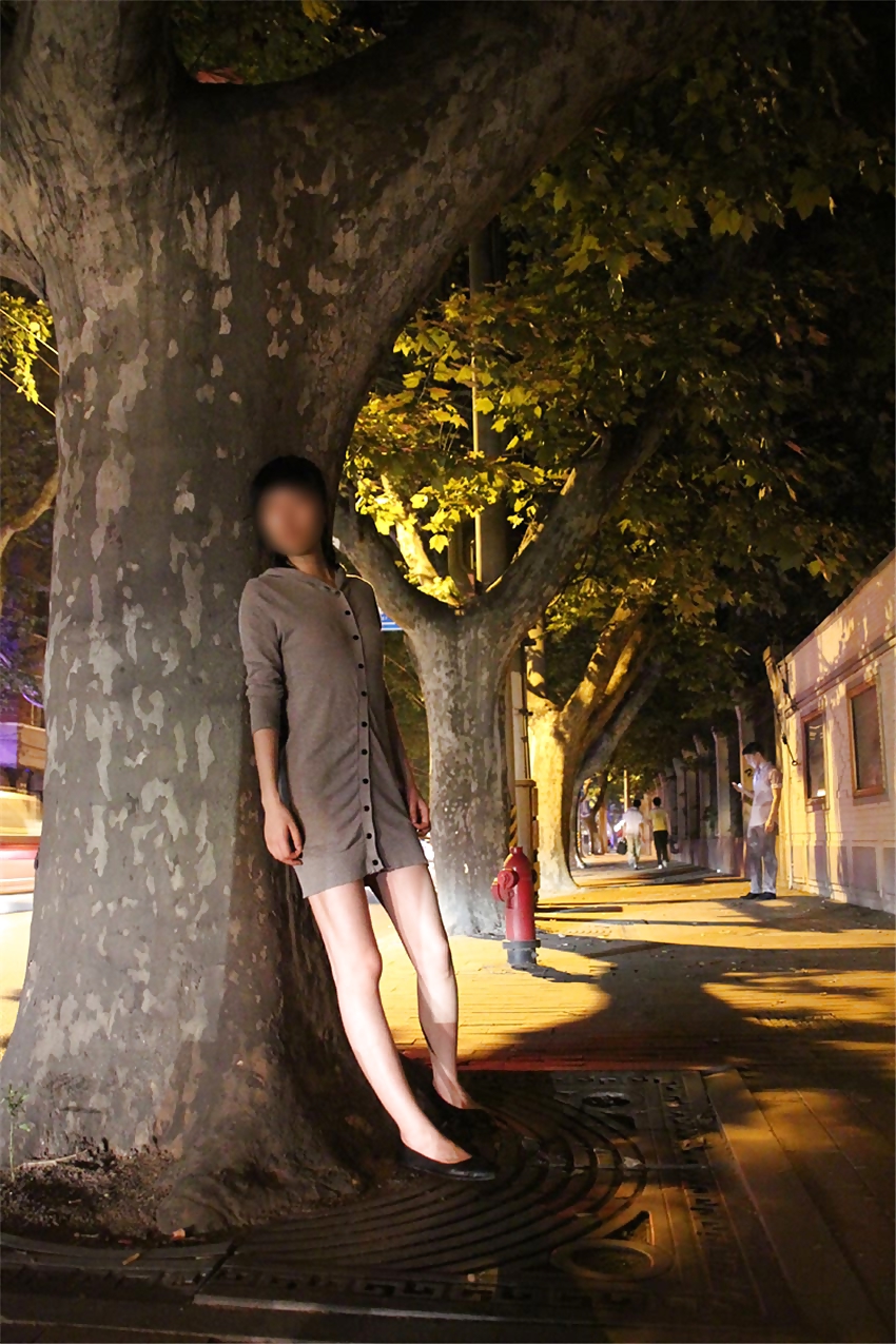 Chica china desnuda en público
 #22734420