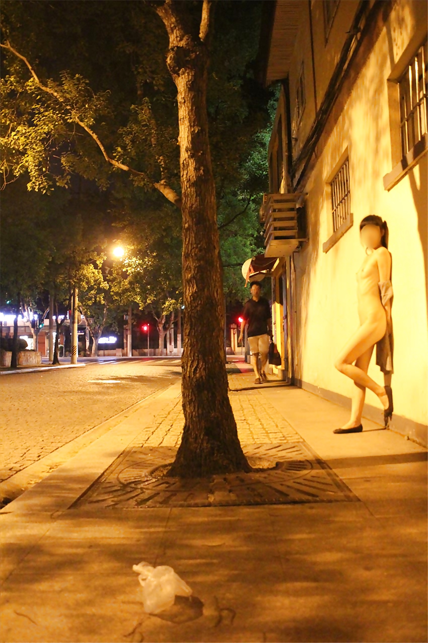 Ragazza cinese nuda in pubblico
 #22734591