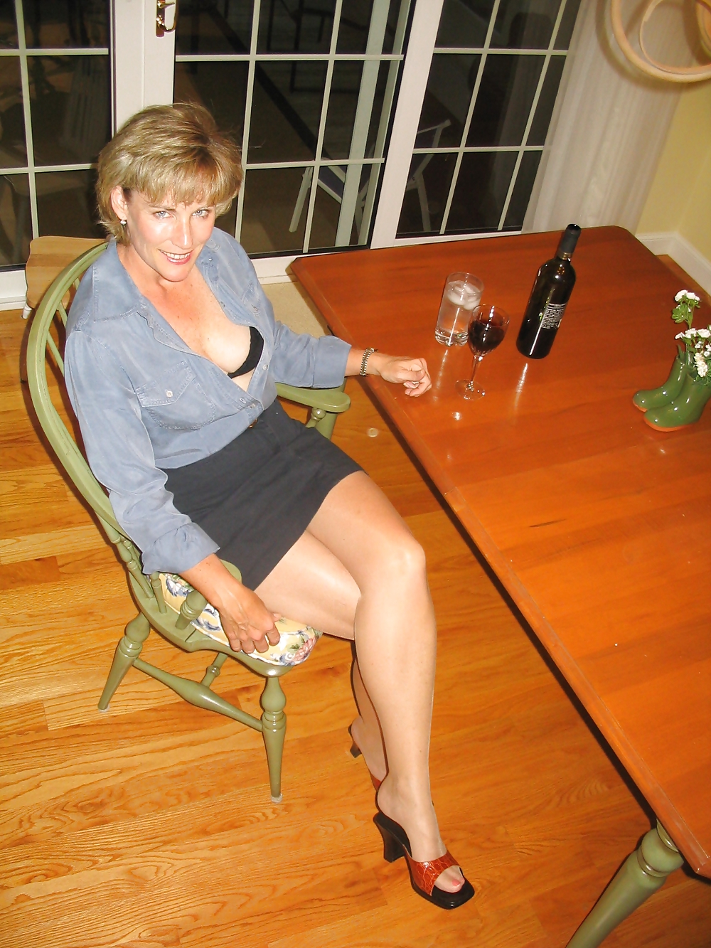 Femme Blonde Mature Exhibe Devant De Son Mari #21384606