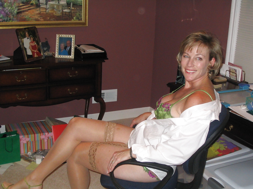 Blonde Reife Frau Zeigt Vor Ihrem Mann Ab #21384826