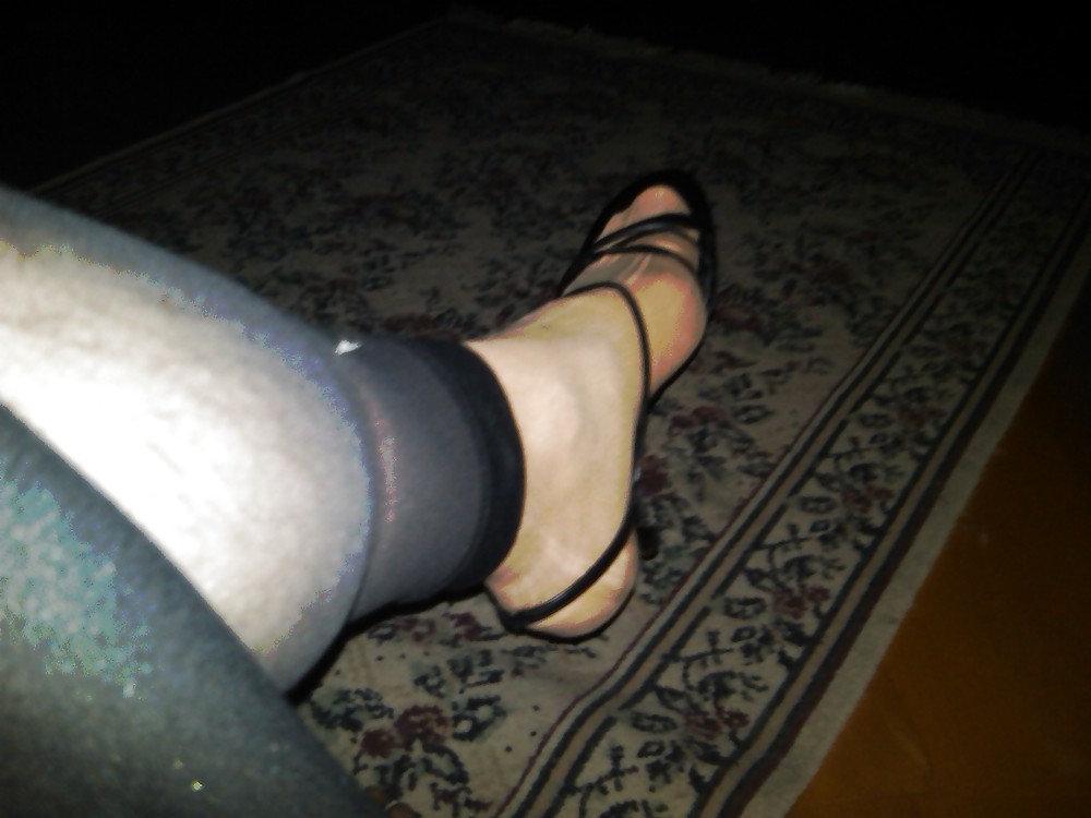 Usando las sandalias de mi esposa
 #2379750