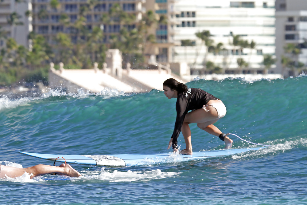 Vanessa hudgens en bikini surfeando en bikini
 #2595936