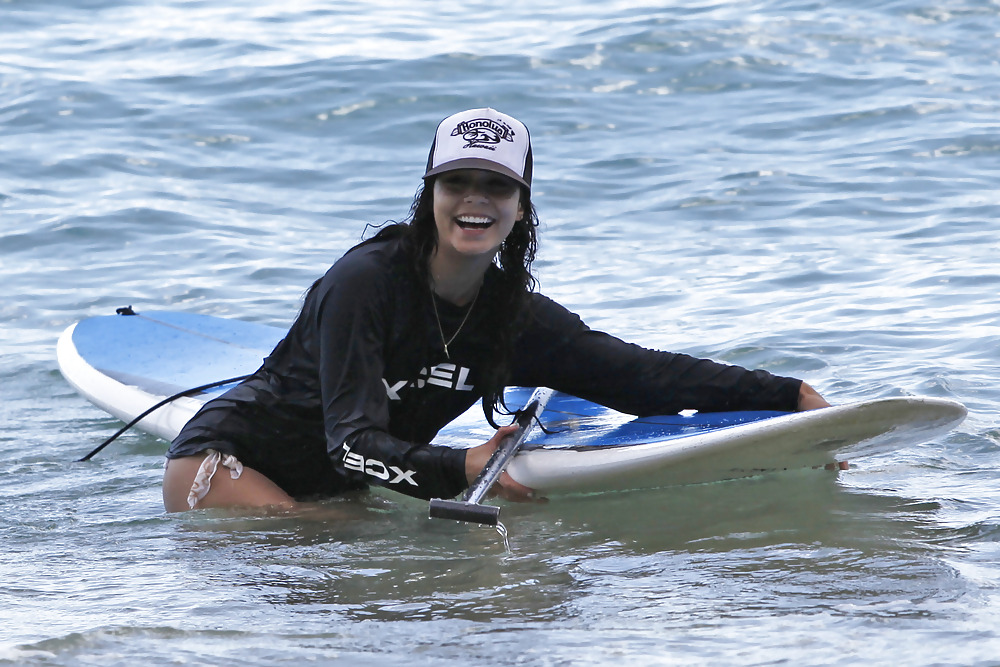 Vanessa hudgens en bikini surfeando en bikini
 #2595990