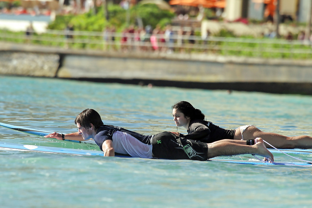 Vanessa Hudgens Im Bikini Surfen In Einem Bikini #2596034