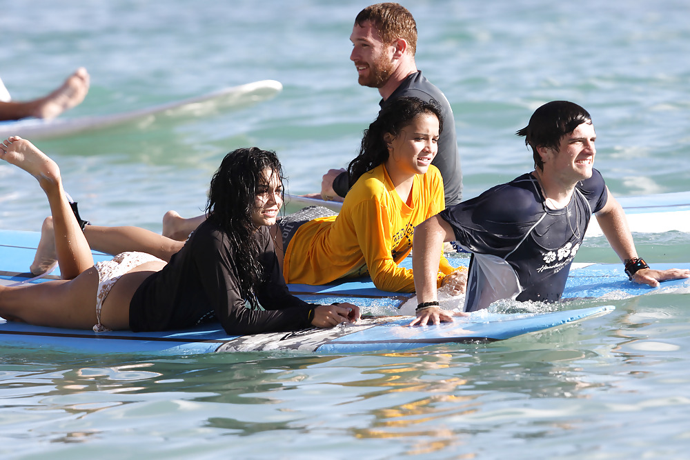 Vanessa hudgens en bikini surfeando en bikini
 #2596053