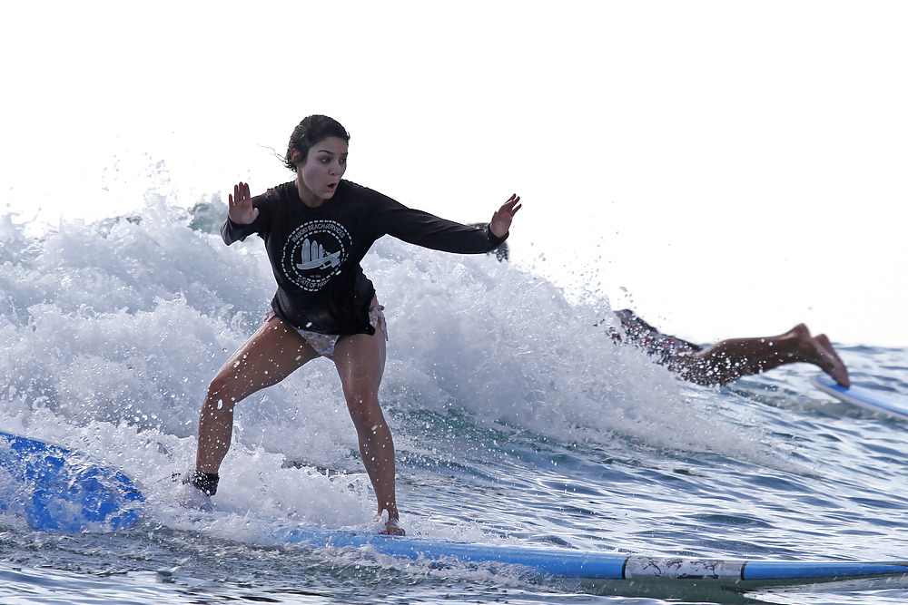 Vanessa Hudgens Im Bikini Surfen In Einem Bikini #2596123