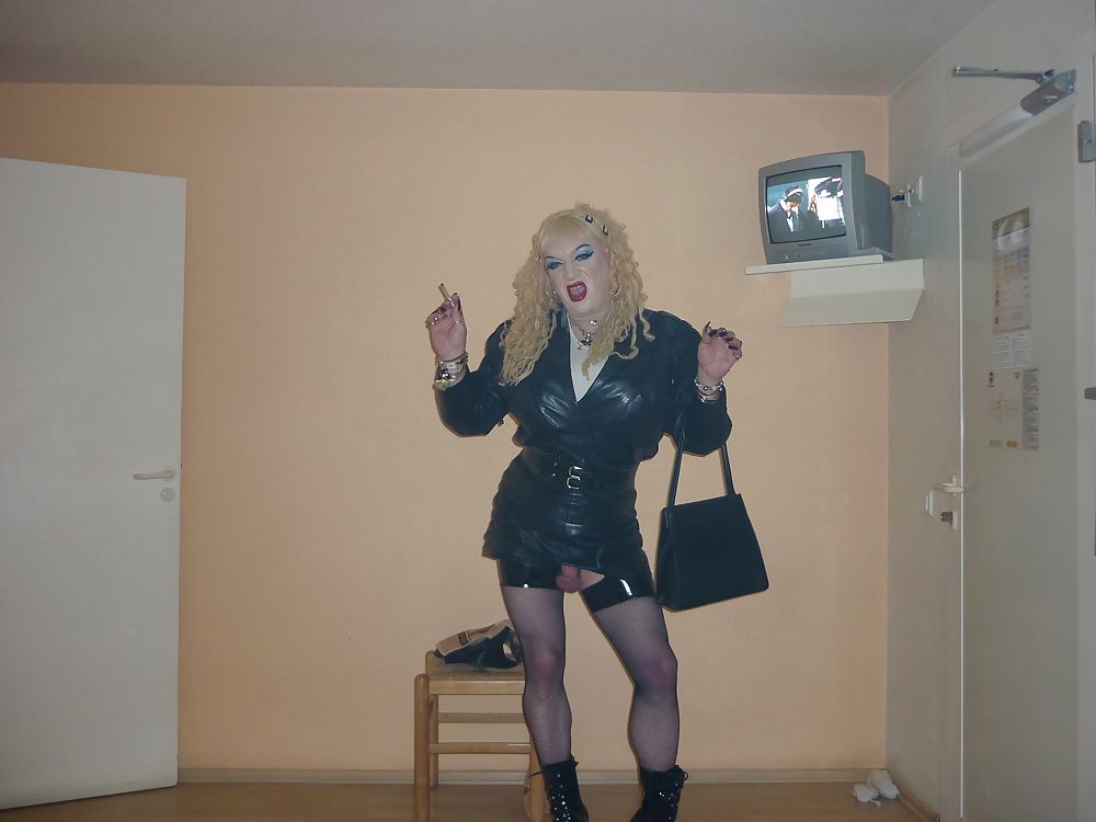 Isabelle Das Leder Hündin #9023621