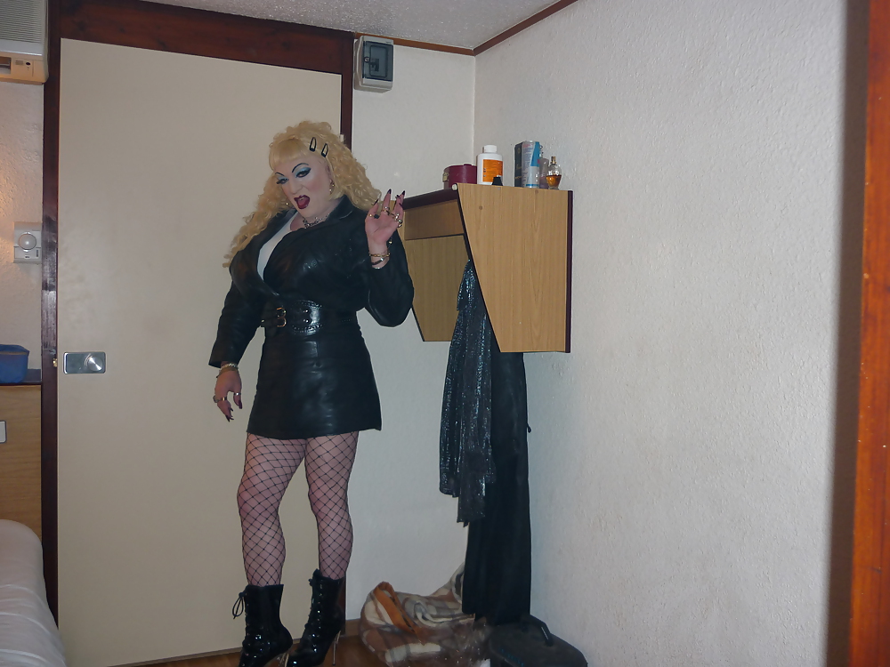 Isabelle Das Leder Hündin #9023638