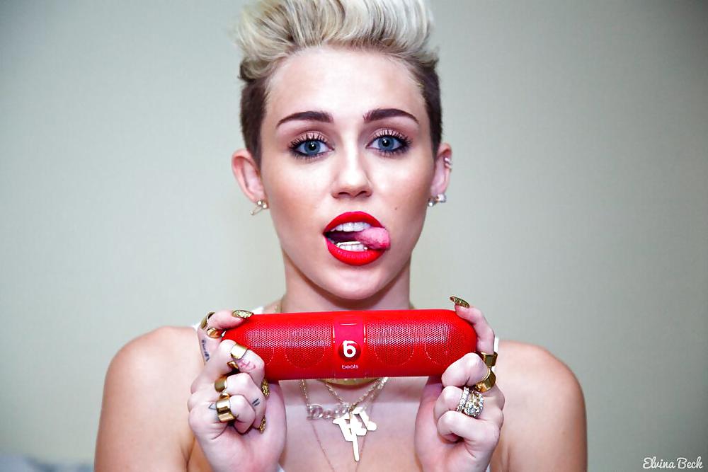 Miley cyrus fait sa pute lol
 #21976663