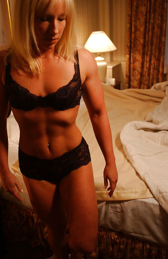 Muscular blonde smoking naked by her bed #16680750