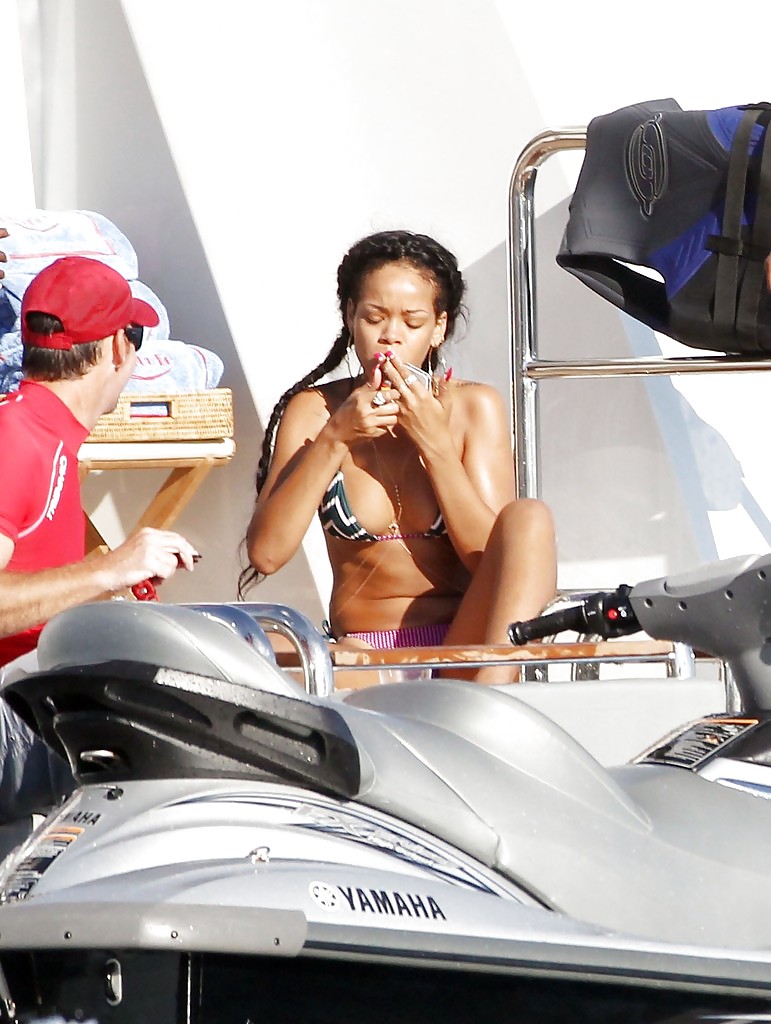 Rihanna bikini en st tropes lovely tits
 #10316150