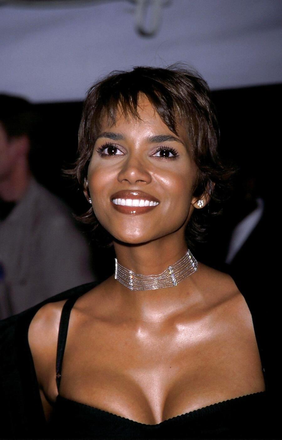 Halle berry ultimate glamour,cleavage,caps
 #8354264