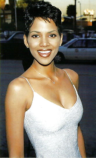 Halle berry ultimate glamour,cleavage,caps
 #8354593