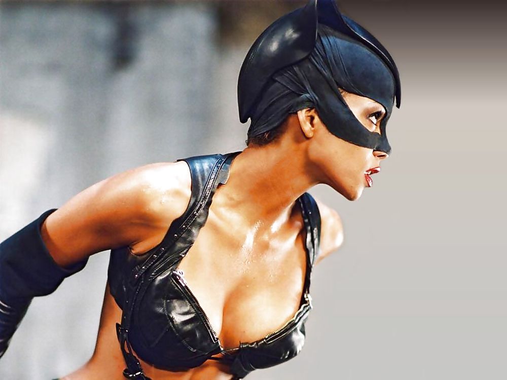 Halle berry ultimate glamour,cleavage,caps
 #8354844