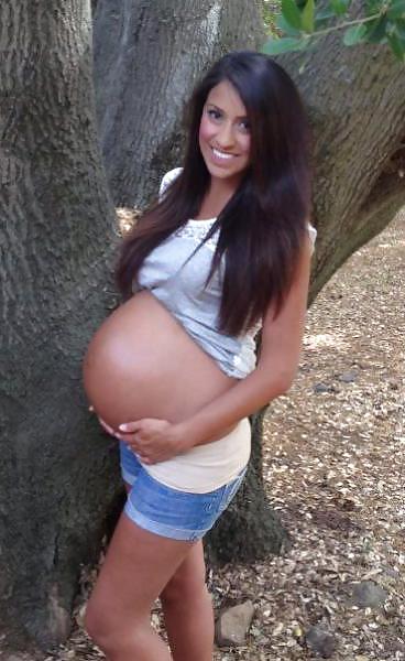 フェイスブックの妊娠中の赤ちゃん
 #15169386