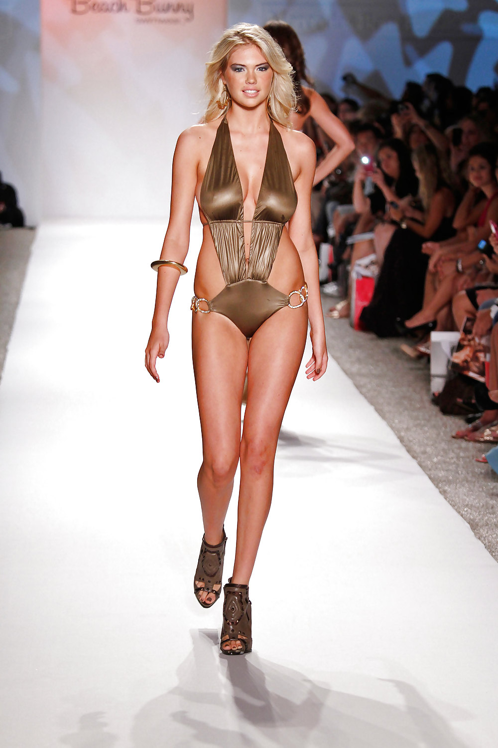 Kate Upton Cleavage on the Catwalk #3743784