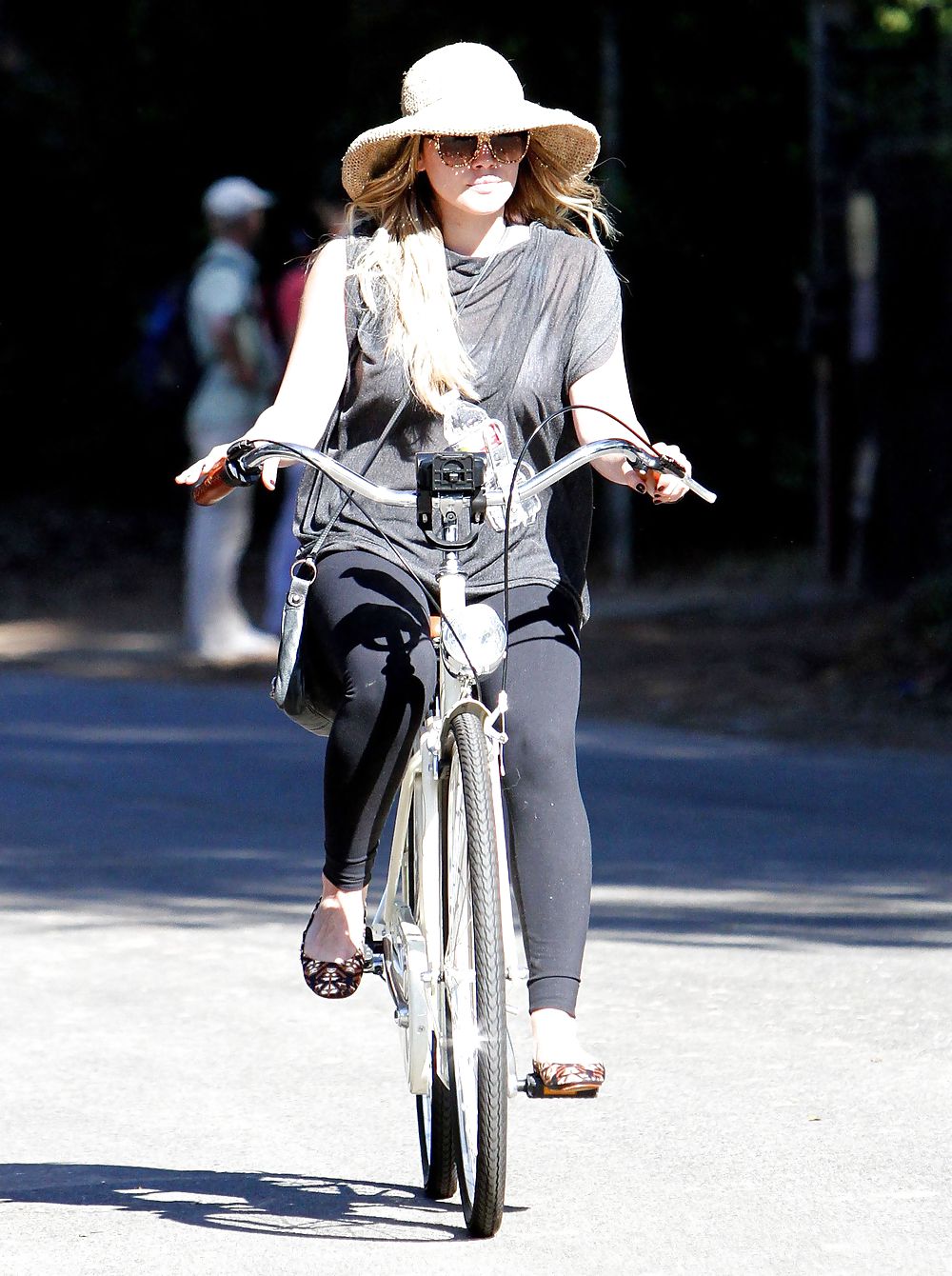 Hilary duff - fuori in bicicletta a toluca lake
 #5548540