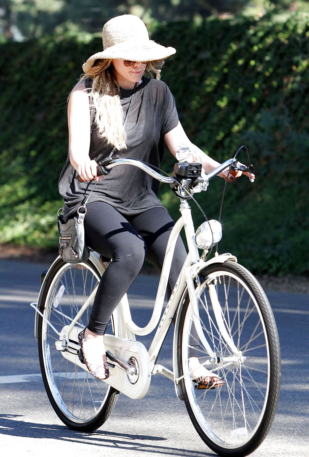 Hilary duff - fuori in bicicletta a toluca lake
 #5548574