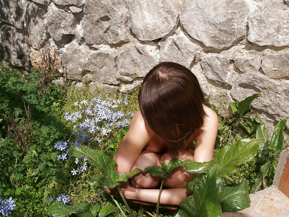 AMATEUR TEEN IN THE GARDEN #7878318