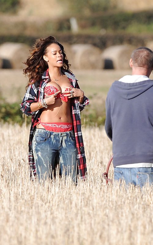 Rihanna filmando we found love in ireland grabs tits
 #9959657