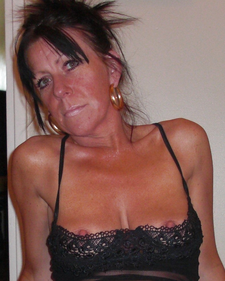 MATURE BRUNETTE SAGGERS #8977314