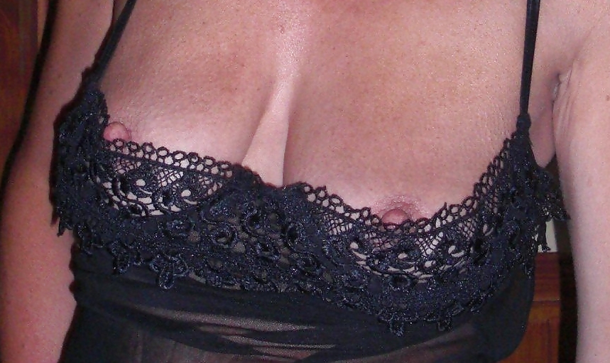 MATURE BRUNETTE SAGGERS #8977357