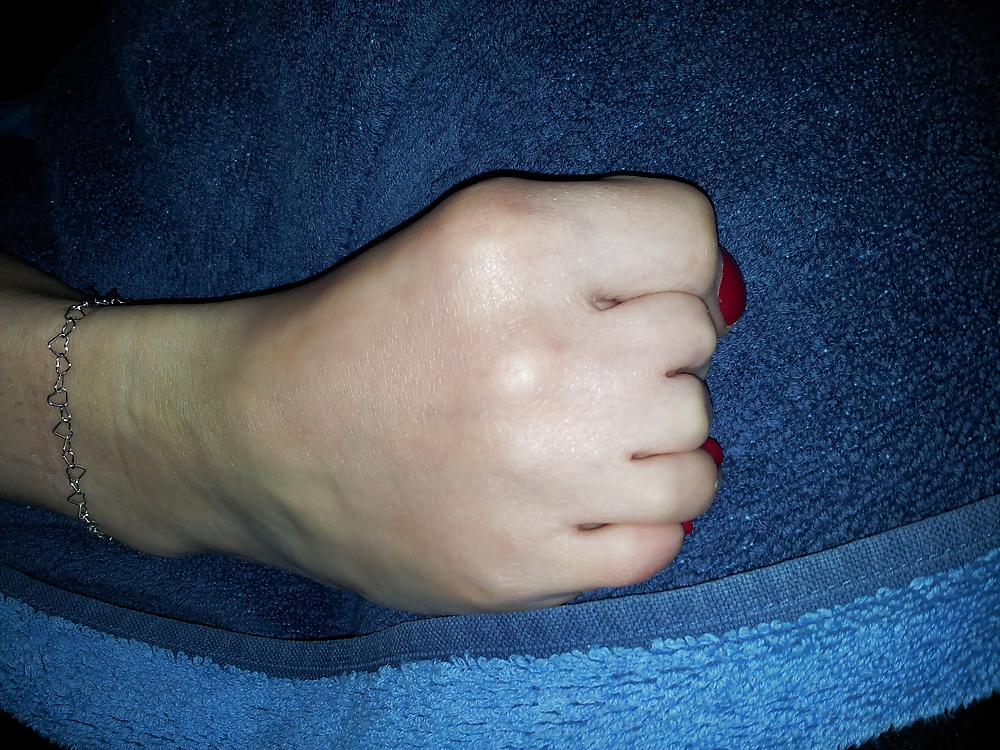 妻のセクシーなポリッシュ赤つま先の爪の足
 #22075135