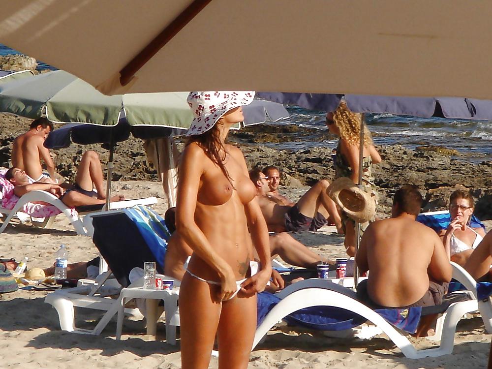 Belle ragazze in spiaggia, bikini e piscina 6
 #10664350