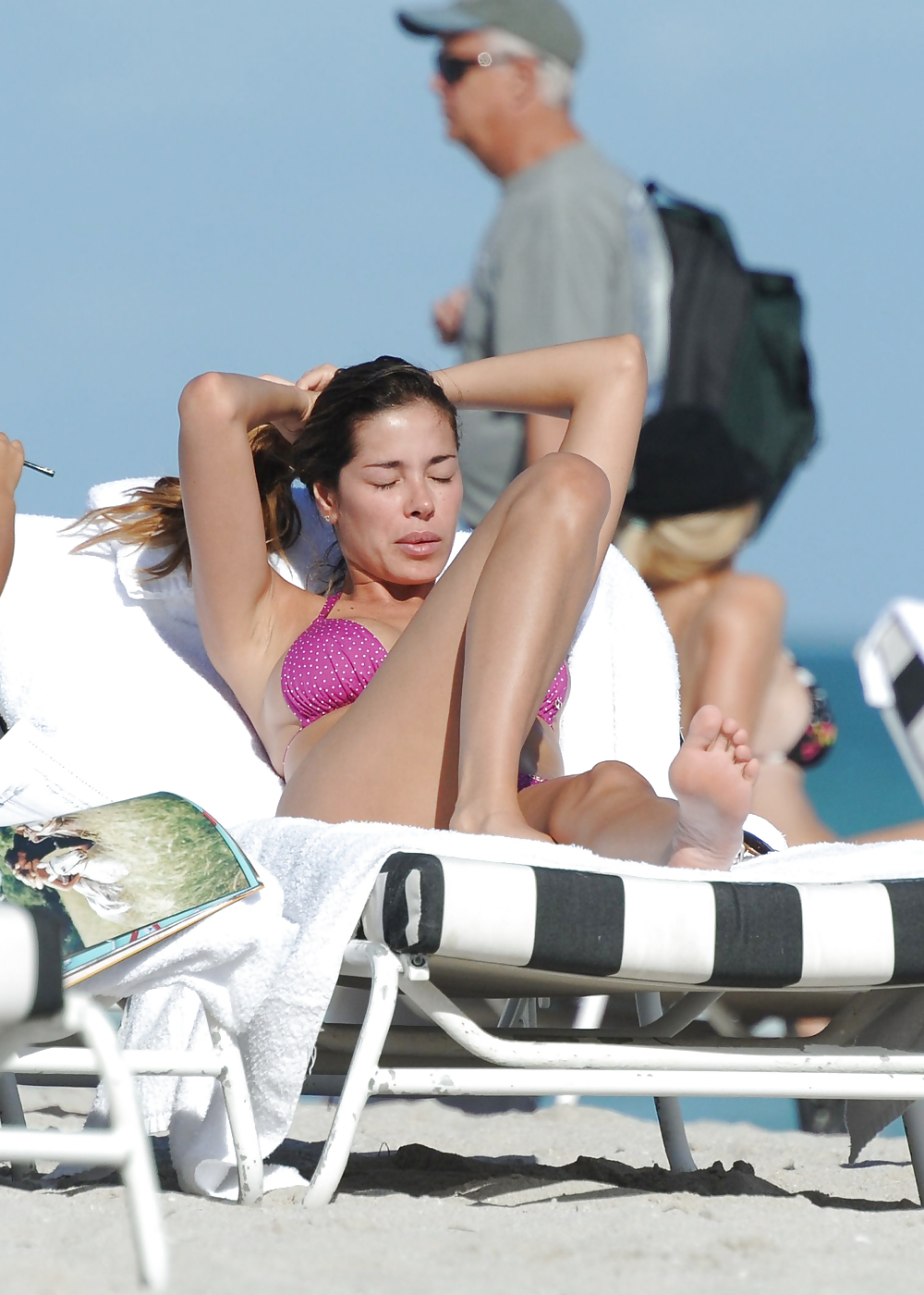 Aida Yespica - Candids Bikini Rose à Miami #10500363