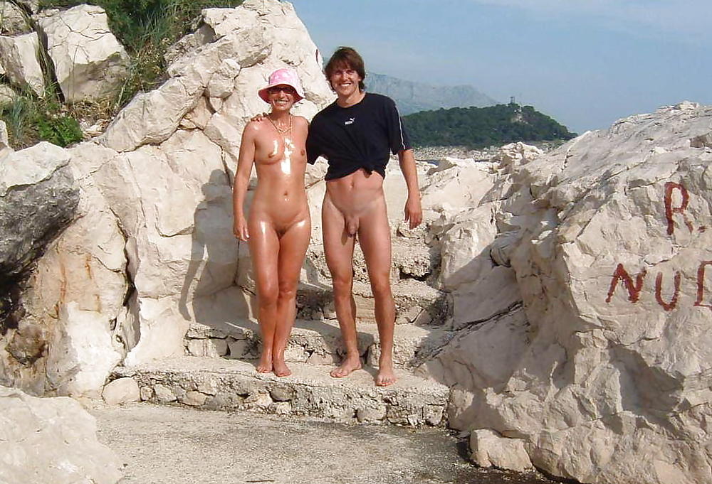 Jóvenes nudistas en la playa
 #1011653