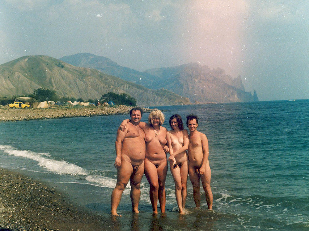 Jóvenes nudistas en la playa
 #1011677